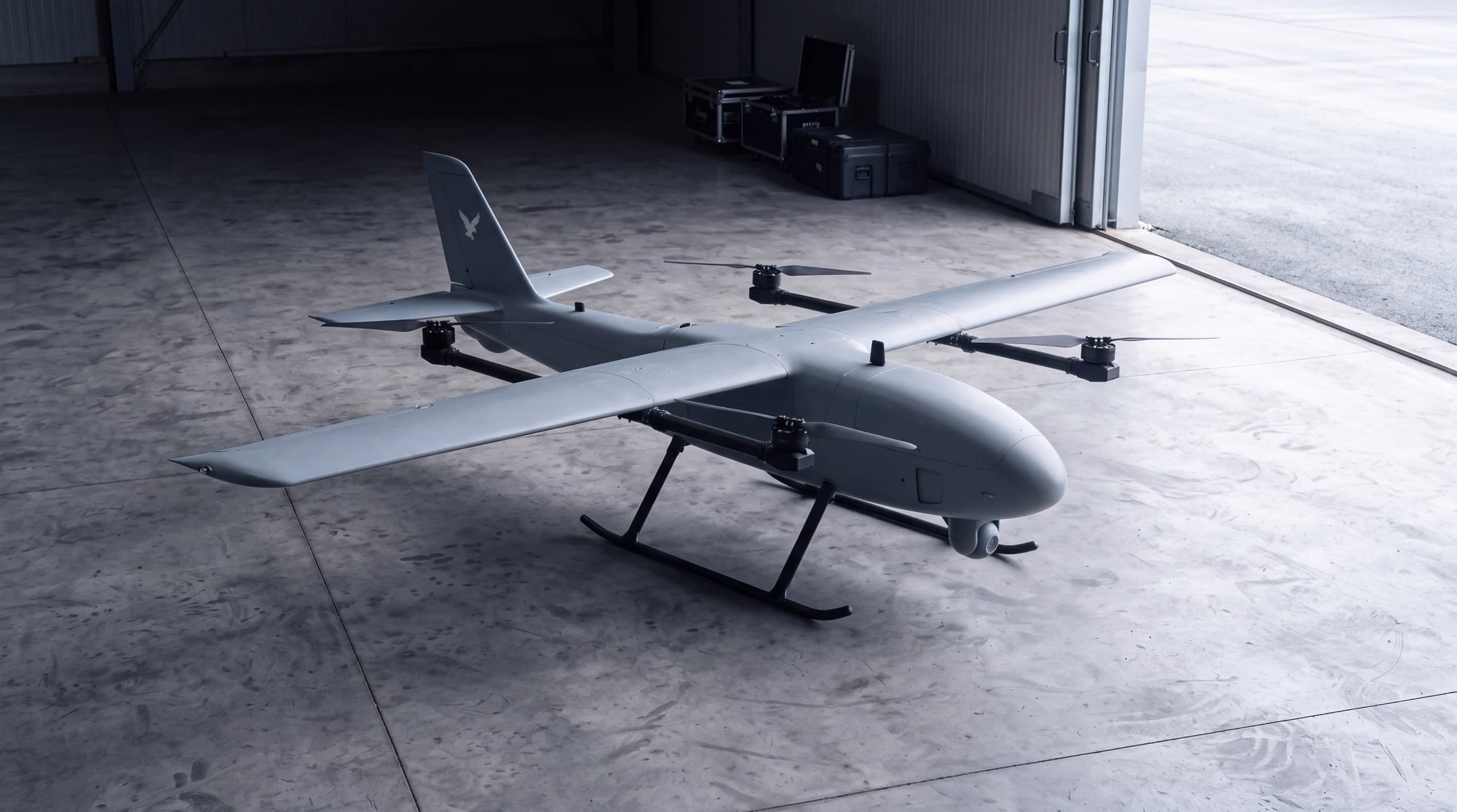 Bezzałogowy płatowiec VTOL w hali warsztatowej